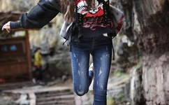 美女抓胸乳摇爆衣动态图